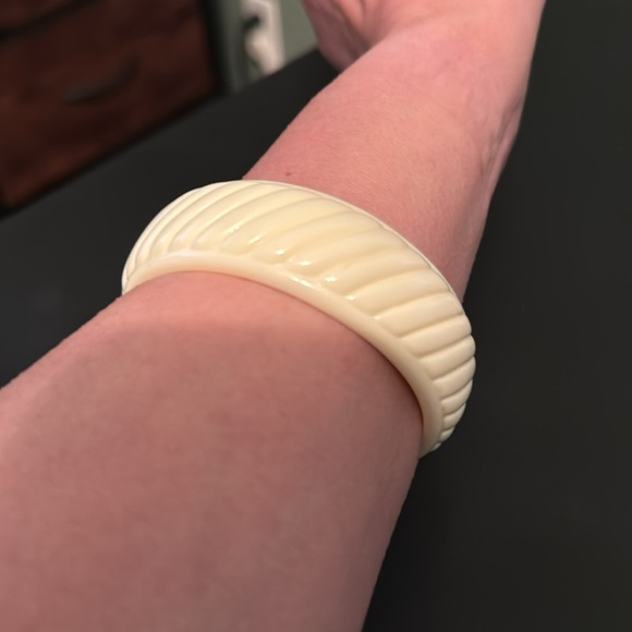 Vintage Plastic Bangle Bracelet, White, Scalloped, Genuine Lucite, Retro, Boho - Picture 2 of 9